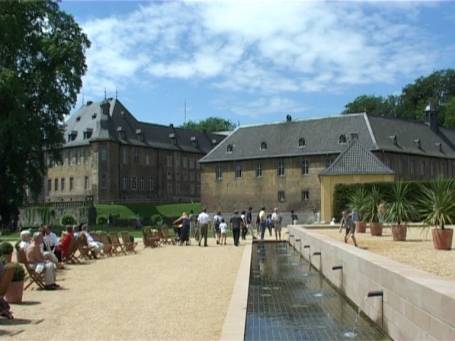 Jüchen : Schloss Dyck, Orangerie und Schloss ( Hintergrund )